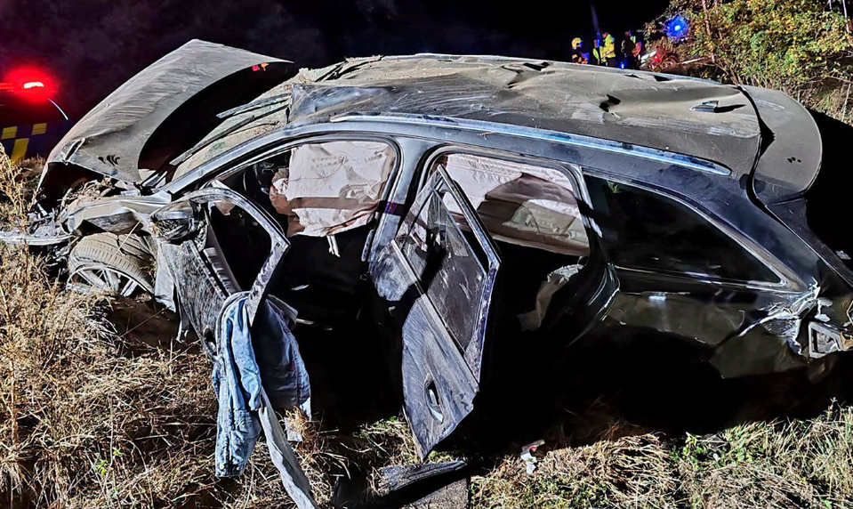 Po hrozivej zrážke skončilo auto v priekope. Nehoda si vyžiadala dve zranené osoby