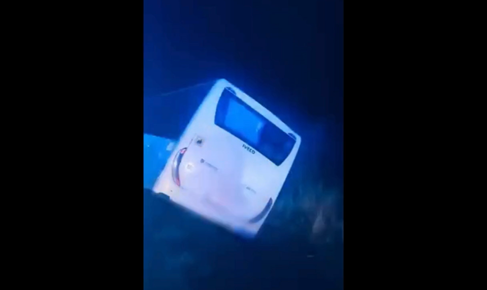 Autobus zišiel z cesty a skončil v priekope. Na mieste zasahuje polícia