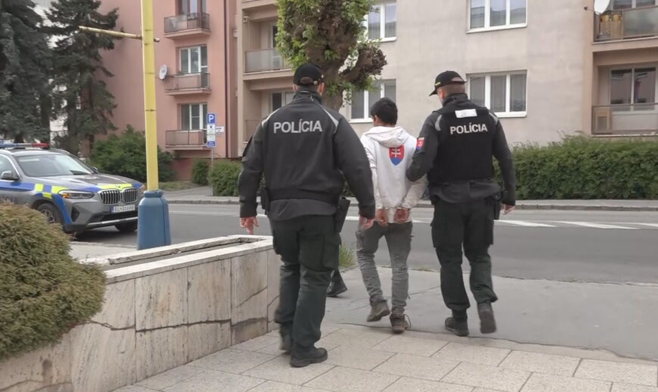 Konflikt v osade vyústil do násilia. Policajti obvinili troch ľudí