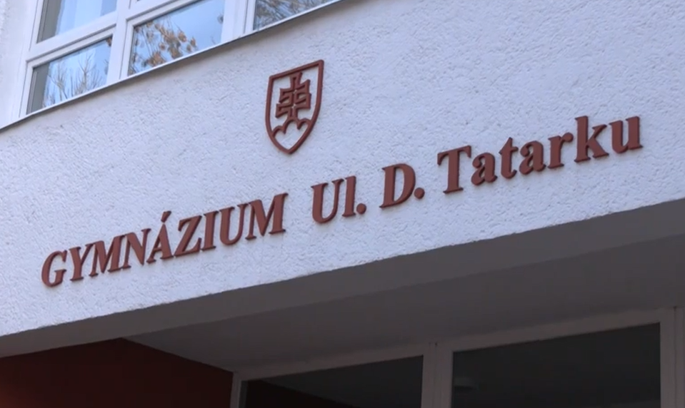 Kriedové nápisy pred školou spustili vlnu nenávisti voči riaditeľke