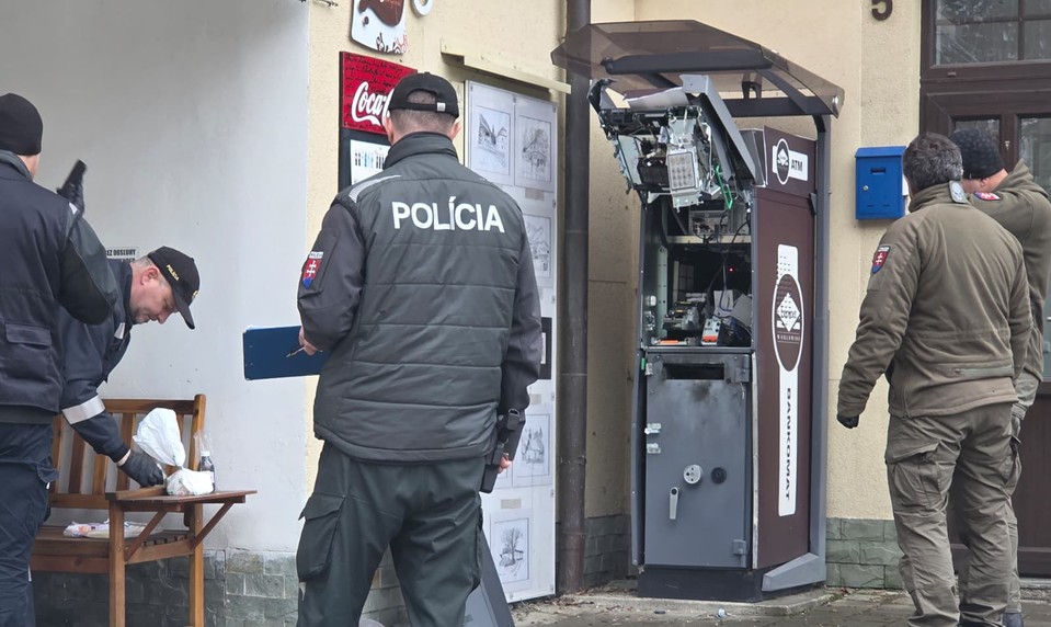 Séria útokov pokračuje. Na Orave vybuchol ďalší bankomat