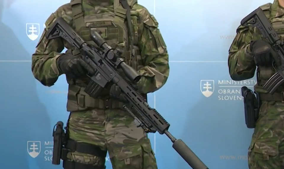 Slovenskí vojaci dostanú nové uniformy. Rezort obrany predstavil aj nové zbrojenie