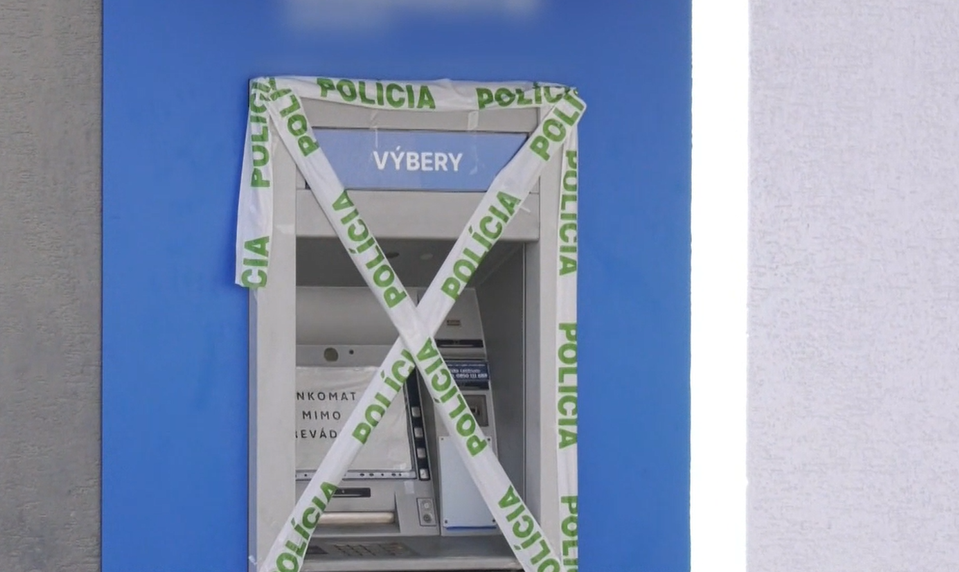 Lupiči zničili bankomat pri potravinách, peniaze sa im získať nepodarilo