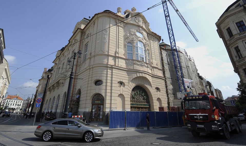 Muž v spodnej bielizni vykráčal zo Slovenskej filharmónie, napadol aj policajta