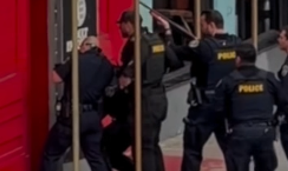 Polonahý muž zaútočil na policajtov plameňometom v obchode s erotickým tovarom