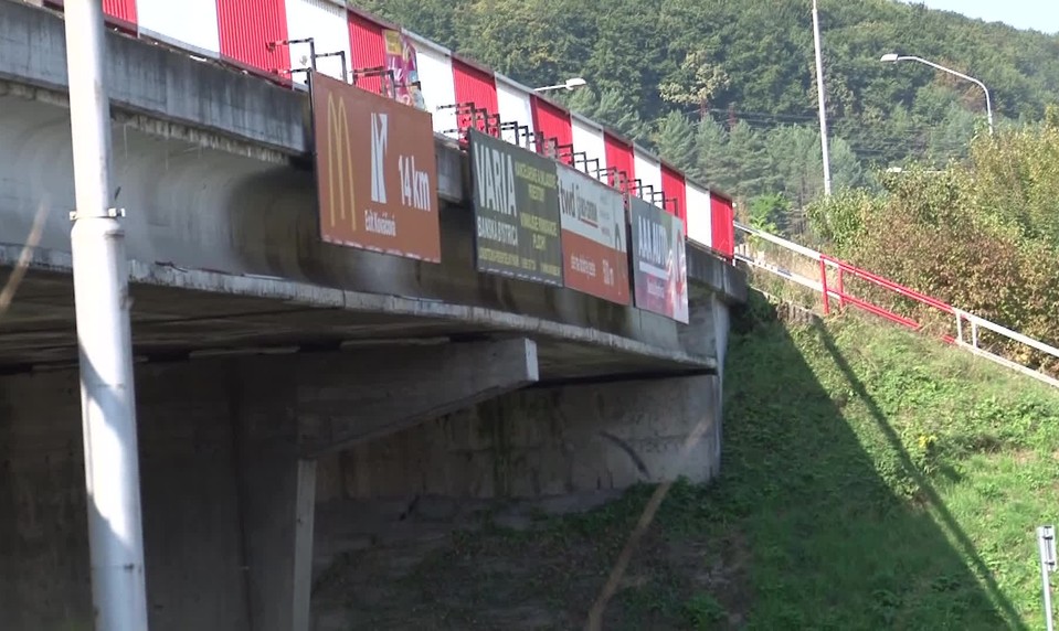 Most ponad R1 pri vstupe do Banskej Bystrice pre havarijný stav uzavreli