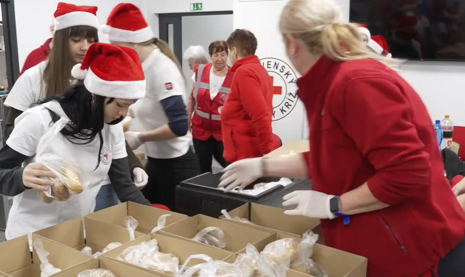 Červený kríž navaril kapustnicu pre ľudí bez domova a pripravili im balíčky