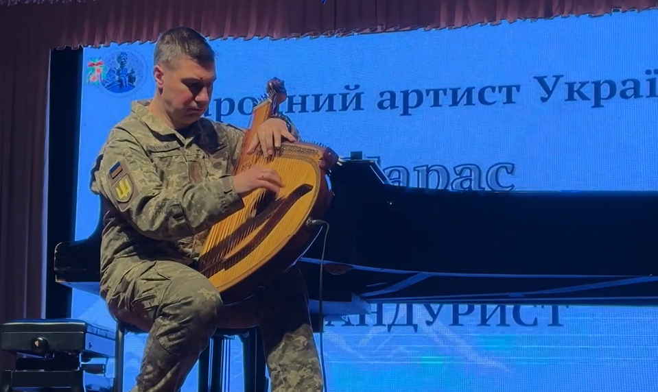 Hudba z frontu: Ukrajinský vojak Taras hrá so svetovými ikonami