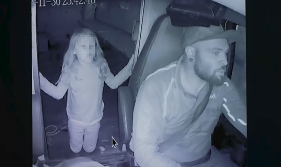 Posledné zábery pred vraždou. Kuriér priniesol Athene (†7) bábiku, nakoniec ju zabil