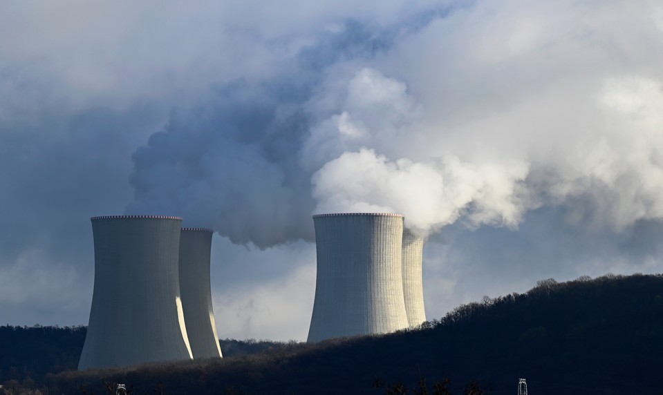 V elektrárni Mochovce zasahujú všetky zložky. V balíku našli predmet pripomínajúci granát