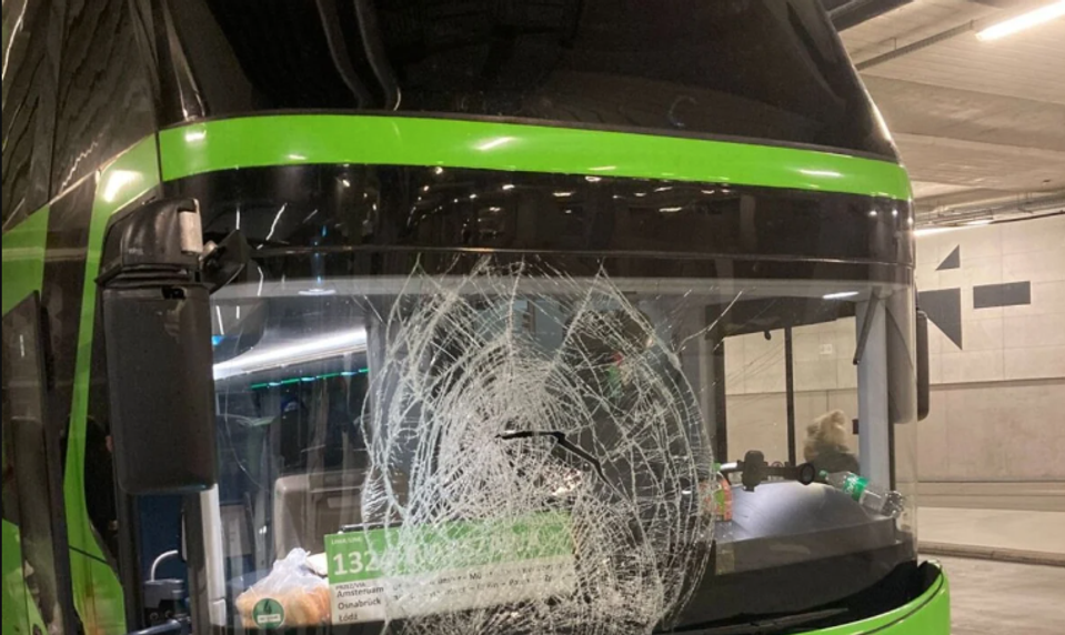 Vodič FlixBusu po zrážke pokračoval v jazde. Cestujúcich šokoval svojou reakciou