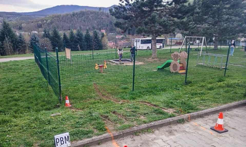 Auto vrazilo do detského ihriska. Vodič nafúkal takmer 3 promile