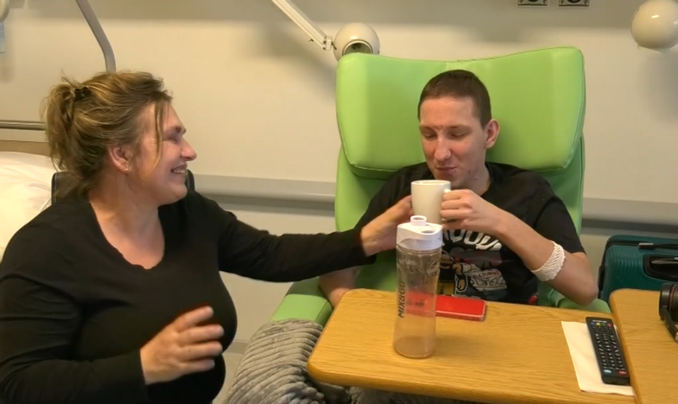 Dvaja mladíci po páde plošiny strávili mesiace v nemeckej nemocnici. Martin sa konečne vrátil domov