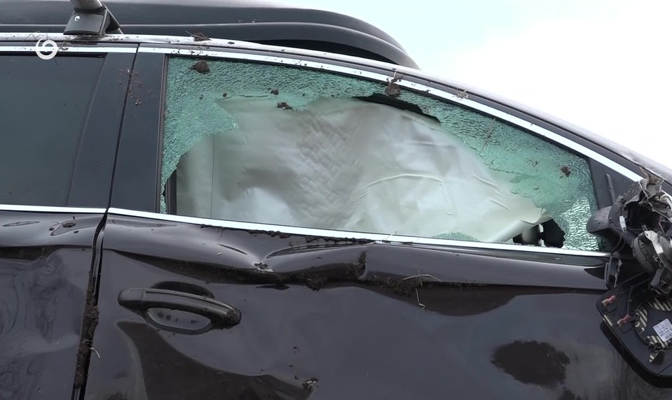 Dodávka narazila do auta s otcom a deťmi. Auto s deťmi sa po náraze prevrátilo