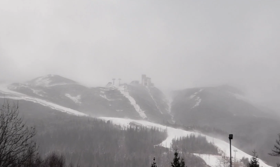 Pád lavíny vo Vysokých Tatrách si vyžiadal životy dvoch lyžiarov