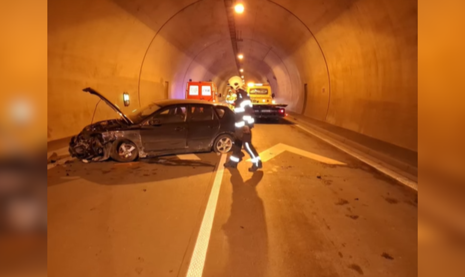 Nehoda v tuneli Považský Chlmec na D3 zranila jednu osobu, diaľnicu uzavreli