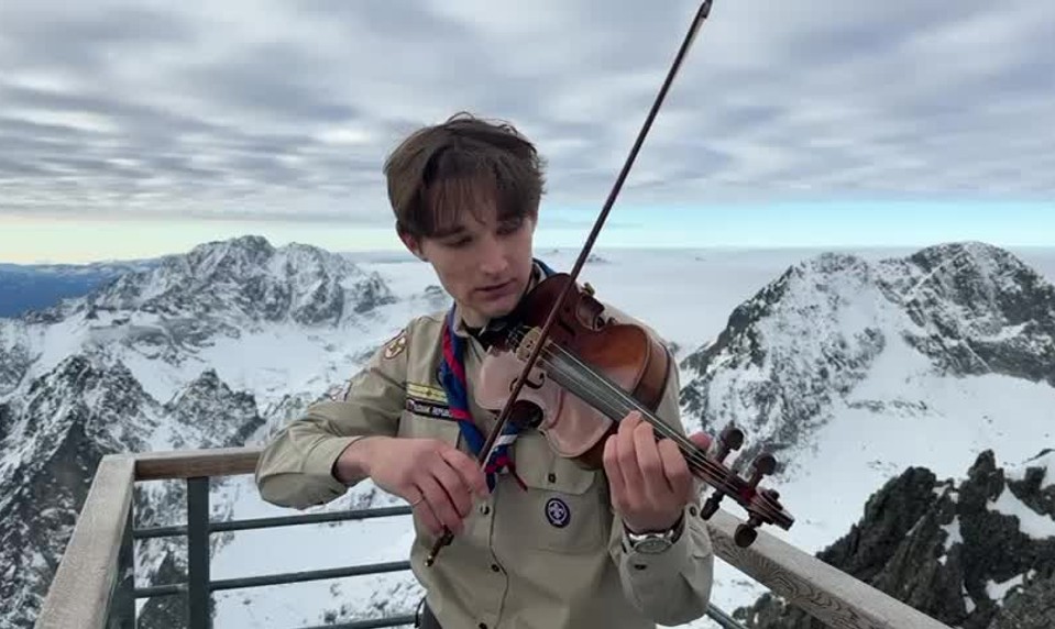 Betlehemské svetlo svieti už aj na Lomnickom štíte vo Vysokých Tatrách