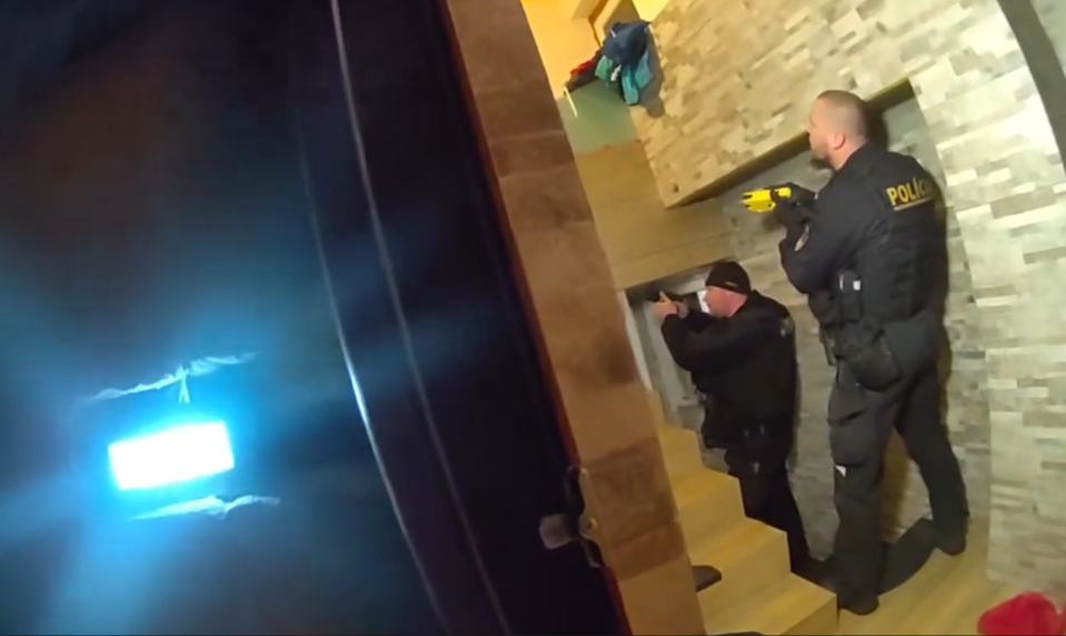 Polícia zadržala agresívneho muža. Vyhrážal sa manželke a deťom zabitím