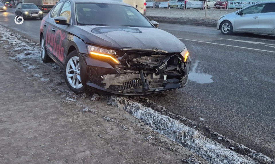 Zlomok sekundy od tragédie: Mestský policajt zachránil deti na priechode