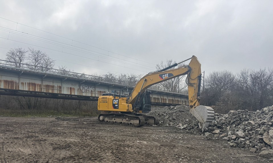 Nález výbušného systému prerušil železničnú dopravu. Spoje hlásia meškania