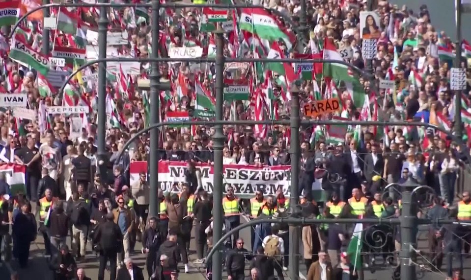 Štátny sviatok v Maďarsku sprevádzajú provládne aj opozičné pochody