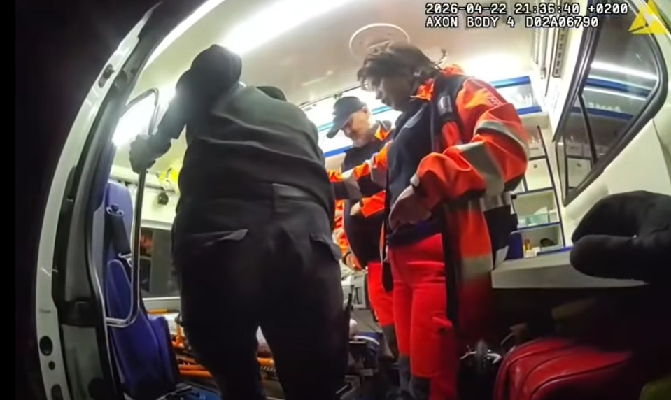 VIDEO: Ležal pri priecestí a nevládal vstať. Policajti zachránili mužovi život