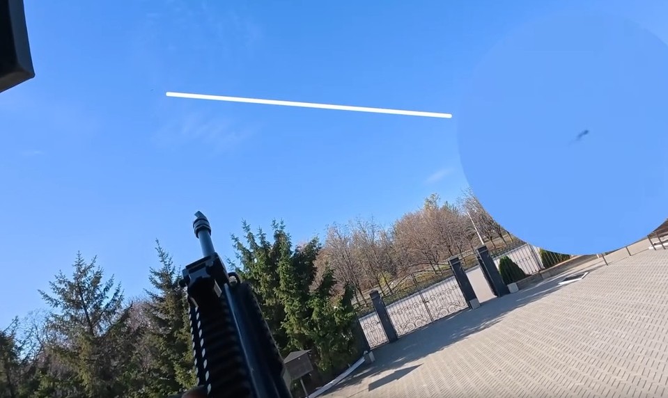 VIDEO: Ukrajinský vojenský hovorca zostrelil dron. Zachránil životy novinárom