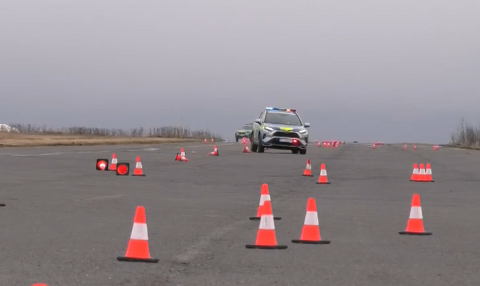 Policajti trénovali krízové manévre: Letisko sa premenilo na cvičisko naháňačiek