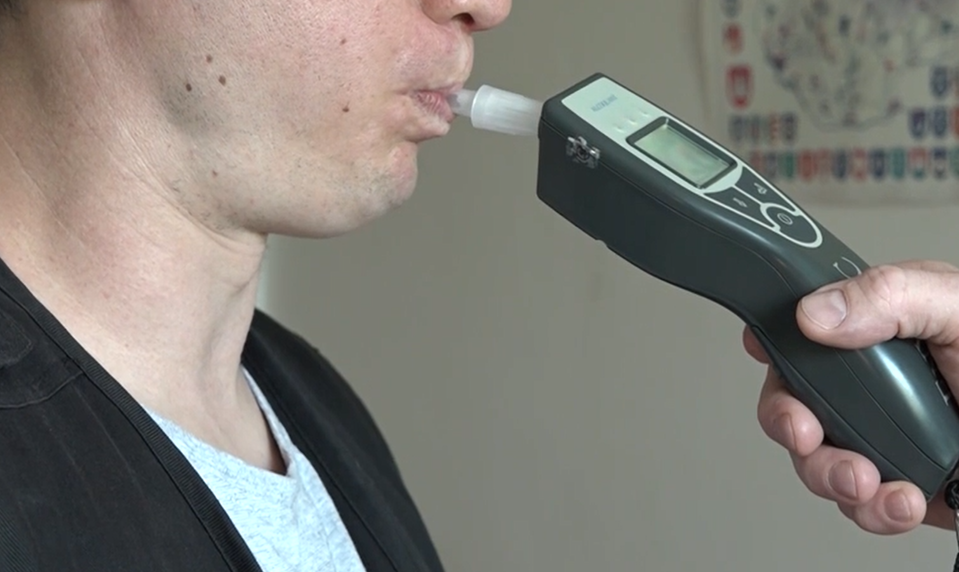 Nečakaná kontrola v obci: Policajti prerušili rokovanie, starostka aj poslanci museli fúkať