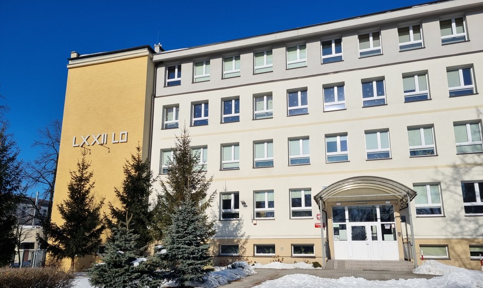 Pre mrazy zostali v Poľsku zatvorené stovky škôl, na uliciach pribudli vyhrievané stany