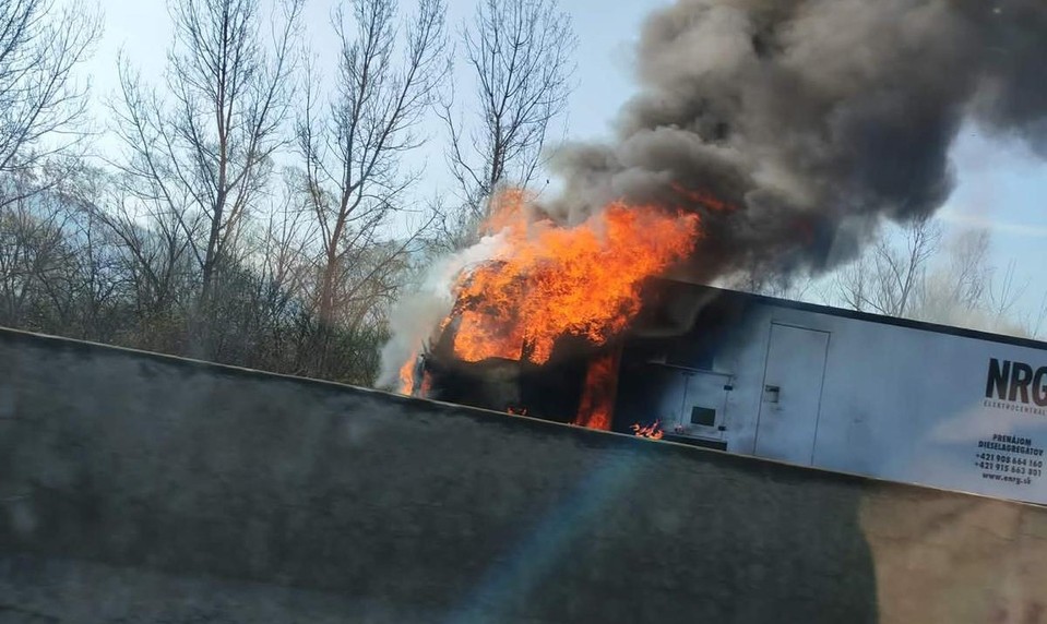 Horiaci kamión ochromil dopravu smerom na Žilinu. Na mieste zasahujú hasiči