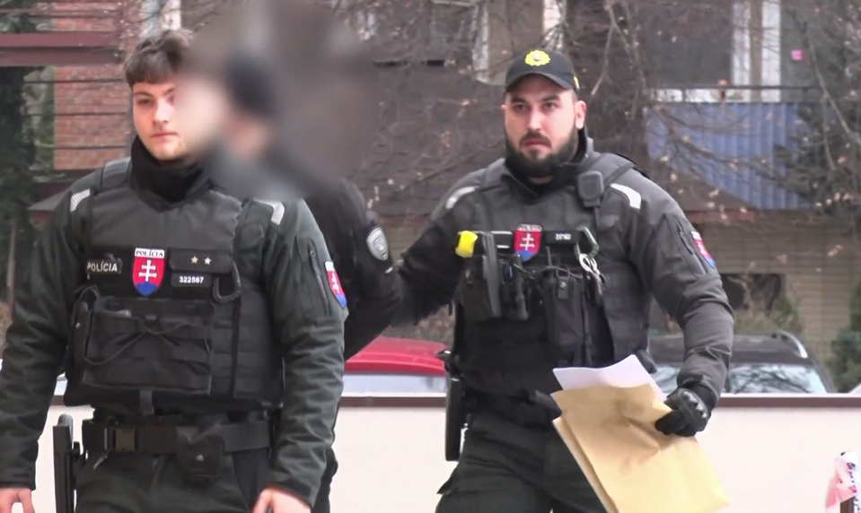 Obvinený z útoku na bývalú priateľku tvrdí, že je nevinný, skončil však vo väzbe