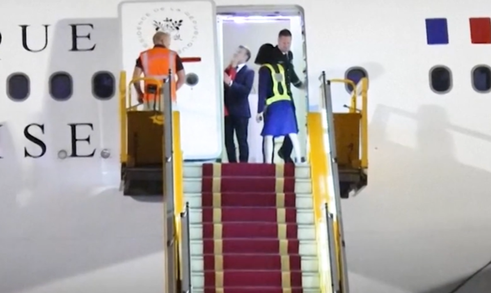 Prvá dáma francúzska dala facku prezidentovi Macronovi pre správy s herečkou, tvrdí novinár