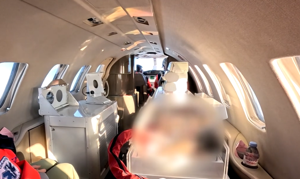 Letecký prevoz novorodenca v inkubátore: Pozrite sa, čo táto cesta náročná na logistiku obnáša