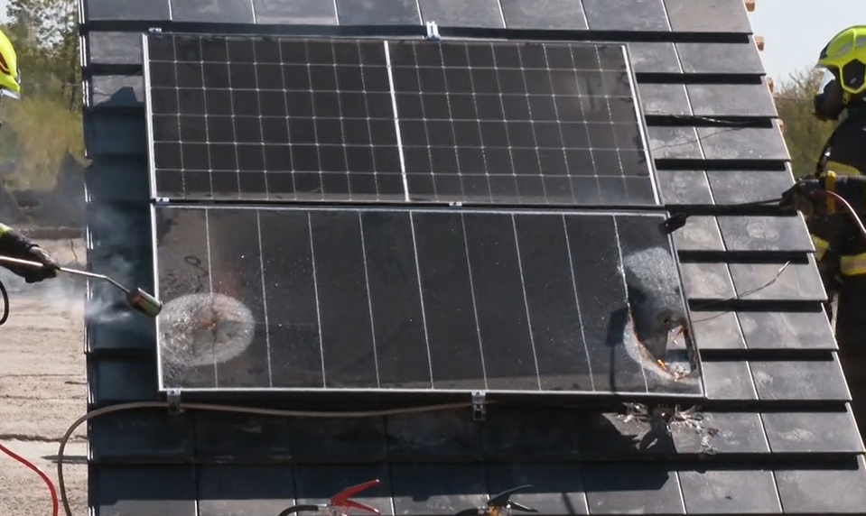 Test hasičov overil ich zručnosti: Poradiť si museli s "novodobými" požiarmi