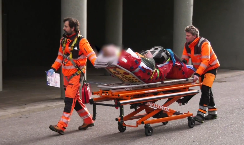 36-ročného pilčíka zasiahol padajúci konár, do akcie letel aj záchranársky vrtuľník