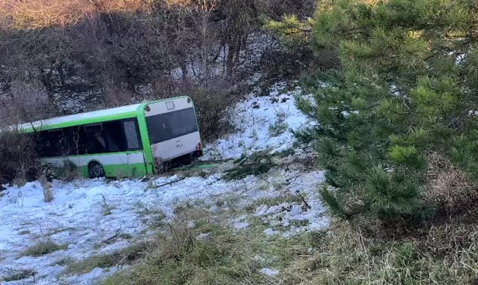 Autobus košickej MHD dostal šmyk, skončil mimo cesty