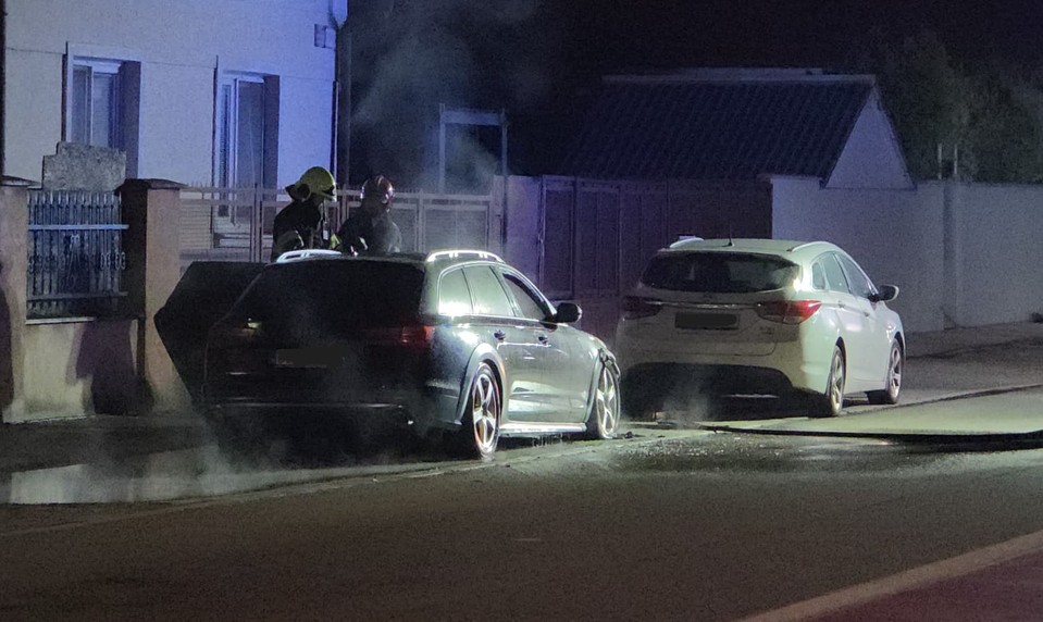 Nočný požiar luxusného auta: polícia preveruje podpaľačstvo