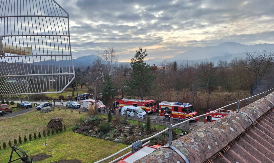 Rodinný dom zachvátili plamene. Hasiči v ňom našli osobu bez známok života
