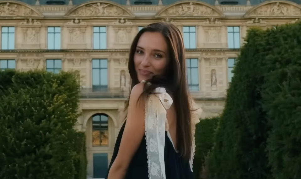 V Gottovej klipoch to graduje V najnovšom je mega sexi, len v spodnej bielizni!
