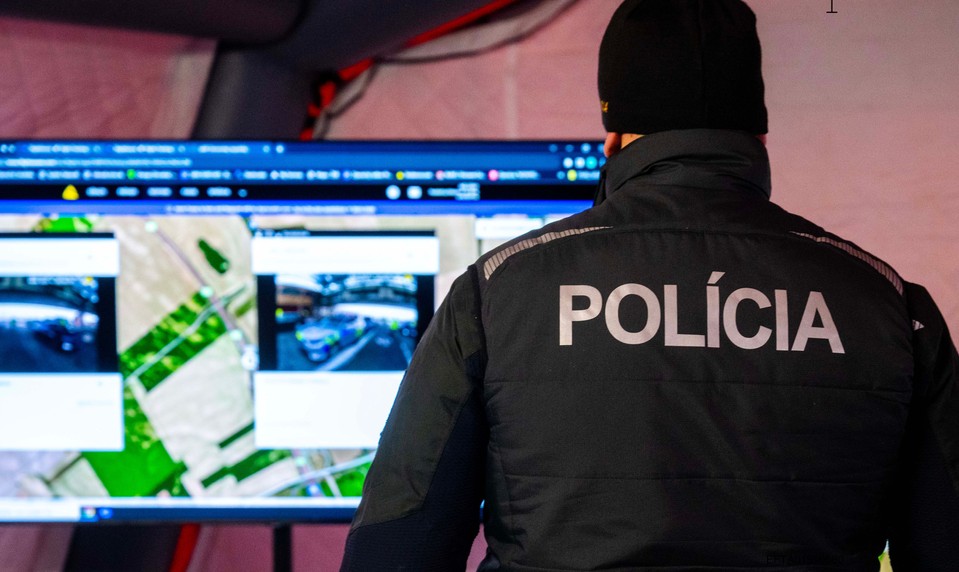 Tvrdí, že policajt nemohol prehrať záznam z krádeže bicykla pre zastaraný systém. Prezídium reaguje