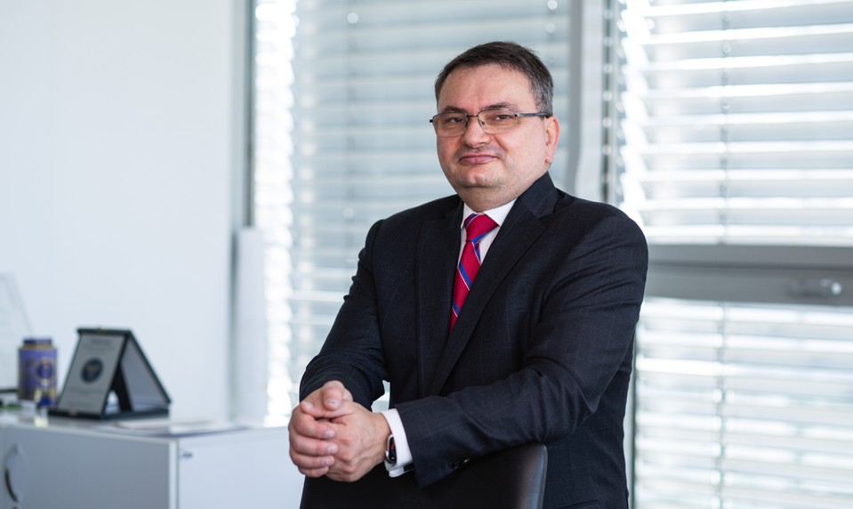 Slovensko starne a pracovná sila mizne. Zdravý a skúsený zamestnanec sa stáva zlatom firiem