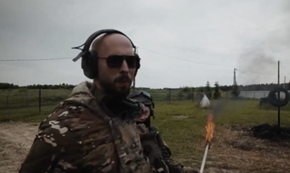 Andrew Tate navštívil ruský výcvikový areál. Na videu skúša vojenskú techniku