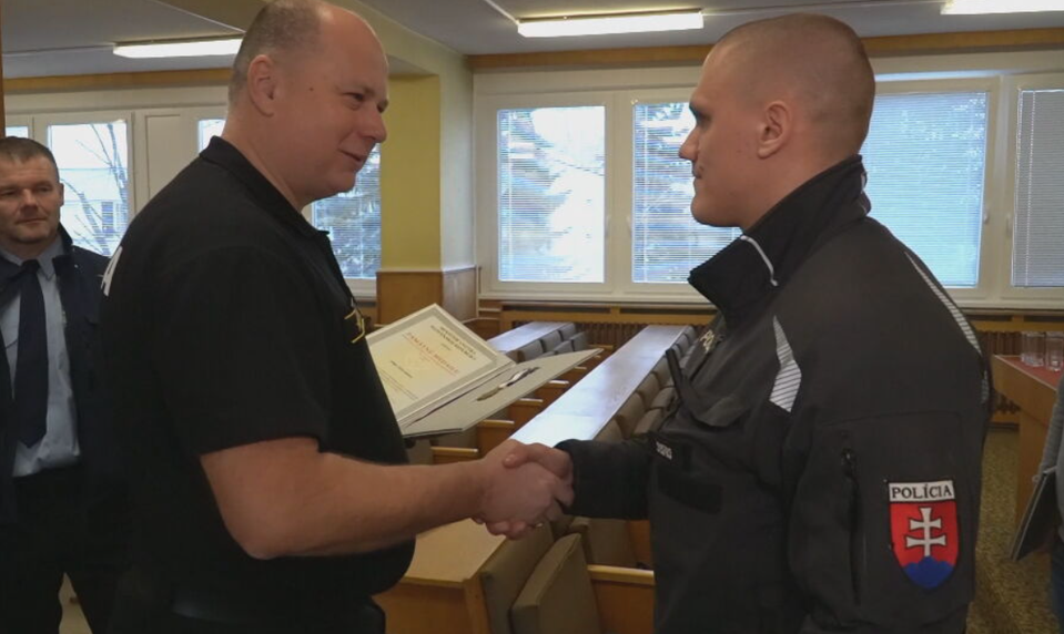 Riskovali životy pri zrážke rýchlikov. Policajtov z Rožňavy ocenili medailou ministra