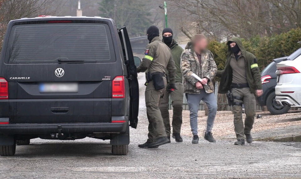 Policajná akcia na východe: Po razii sú štyria obvinení z podvodov s nehnuteľnosťami