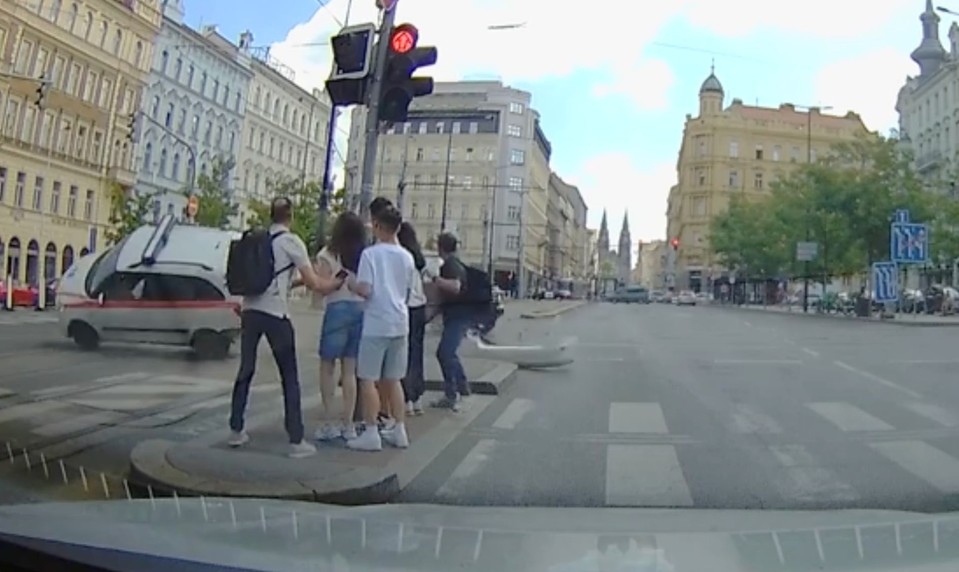 VIDEO z centra Prahy: Nehoda Filipa Turka mohla skončiť tragédiou, auto letelo priamo na chodcov