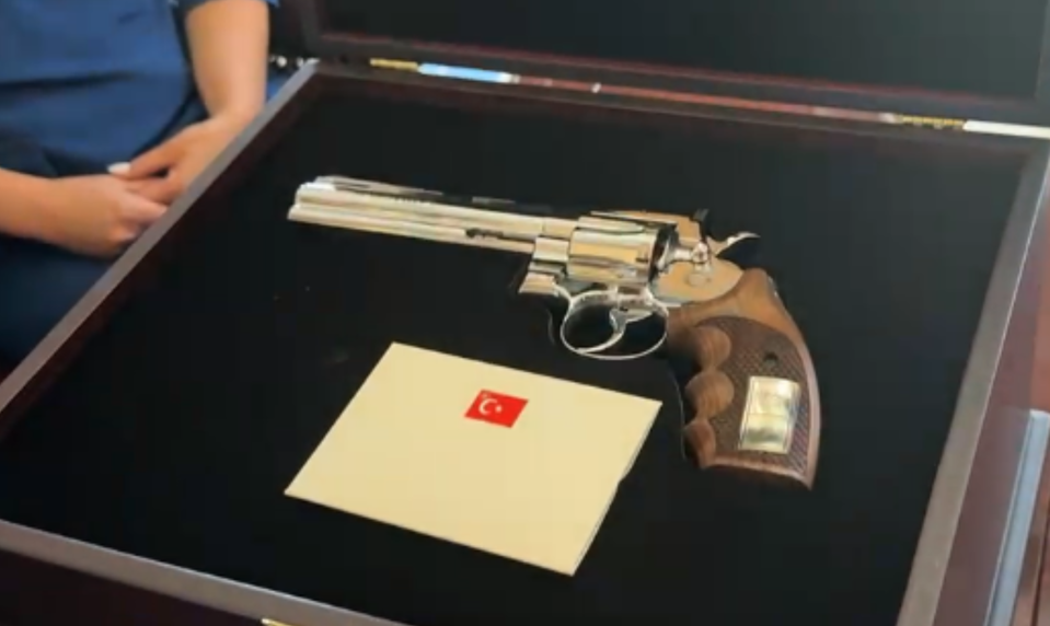 Nečakané prekvapenie od tureckého prezidenta: Erdogan daroval lídrom NATO vzácne revolvery