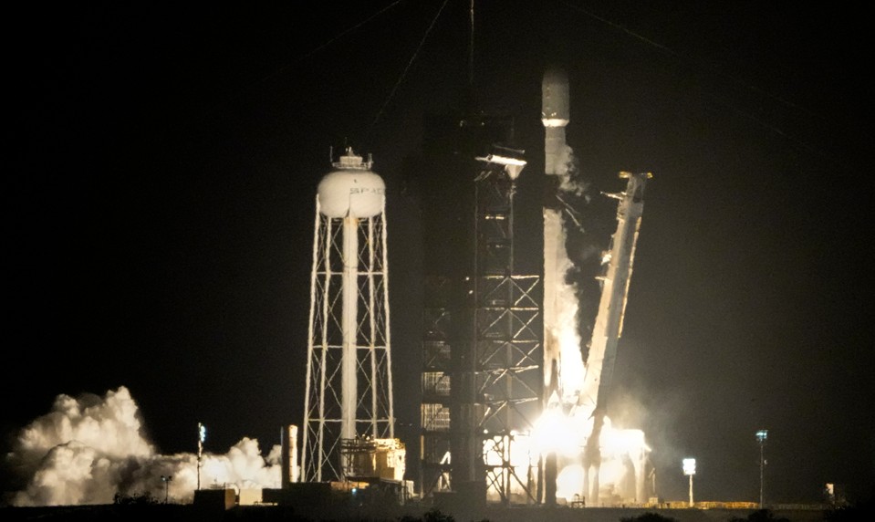 Dve misie rakety SpaceX v priebehu niekoľkých hodín: náraz do Mesiaca aj nový štart