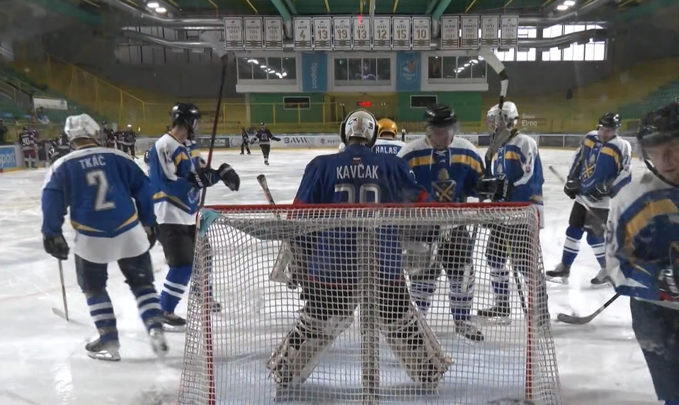 Kňazi a rehoľníci vymenili rúcha za dresy: Hokejom pomáhali tým, ktorí to potrebujú