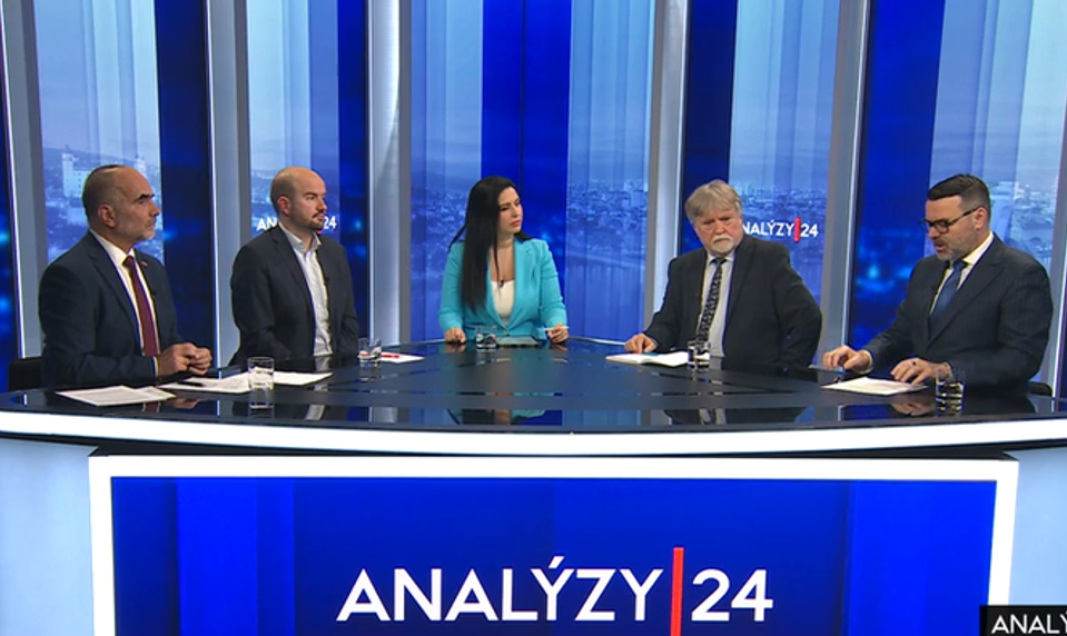Analýzy 24: Rok 2025. Pokus o prevrat, vulgarizmy v parlamente a hľadanie spoločnej reči